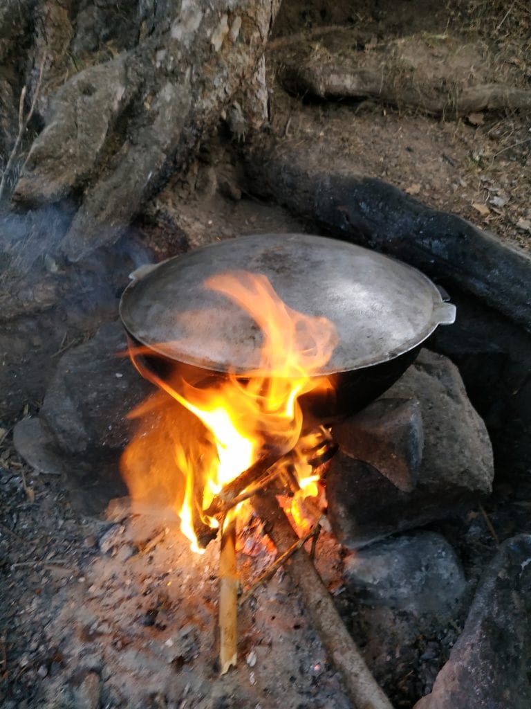 le repas cuit au feu de bois