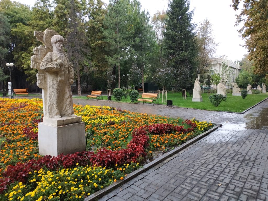 parc fleuri à Bishkek
