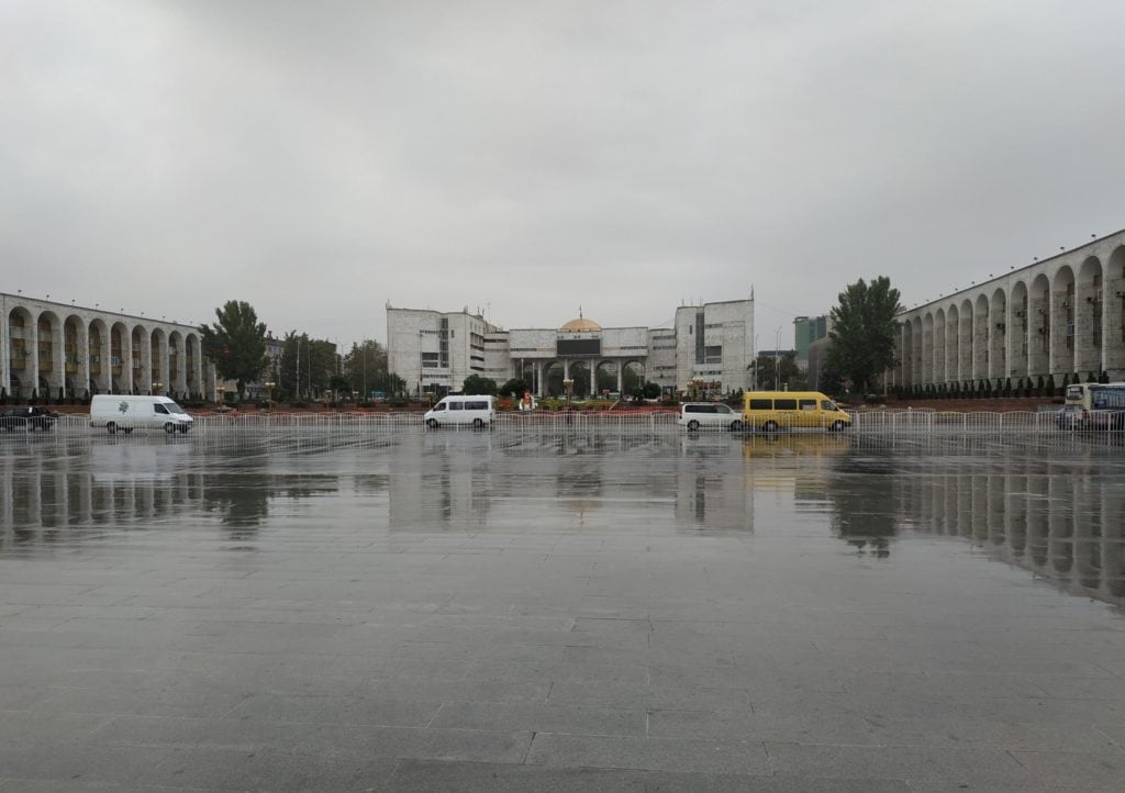 Place à Bishkek devant la relève de la garde