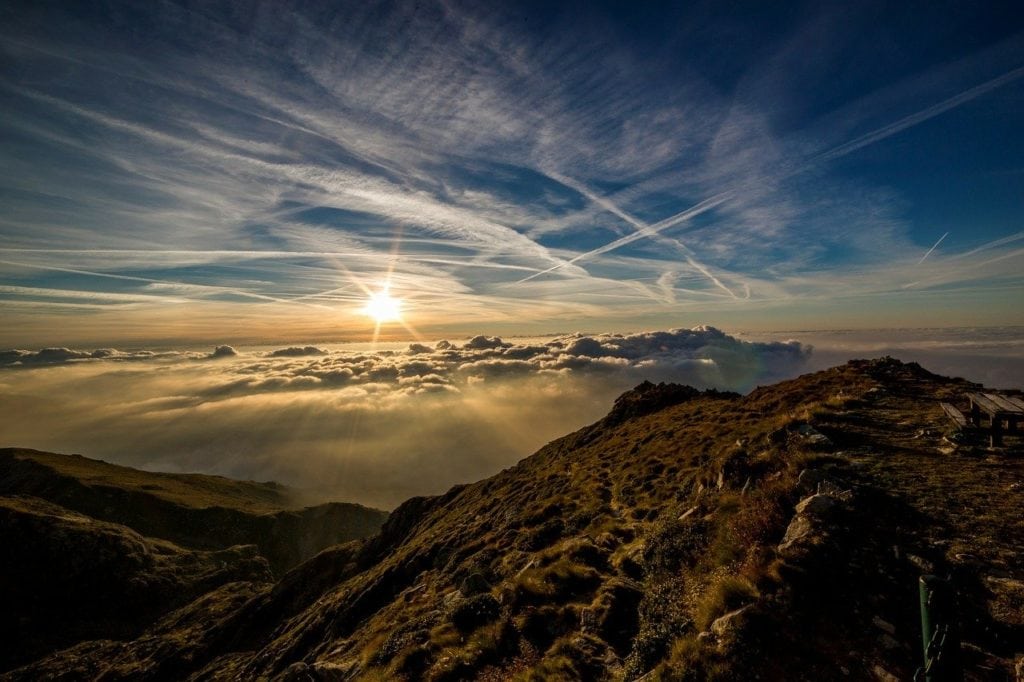 Lever de soleil avec nuages en montagne