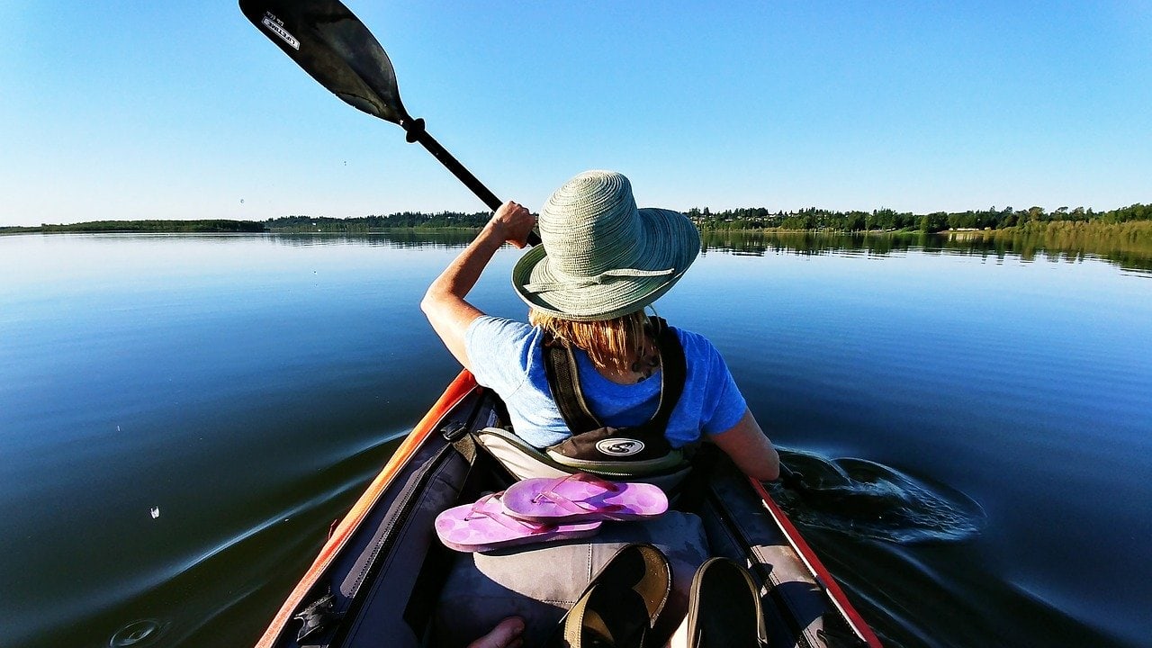 femme en kayak avec ses bagages