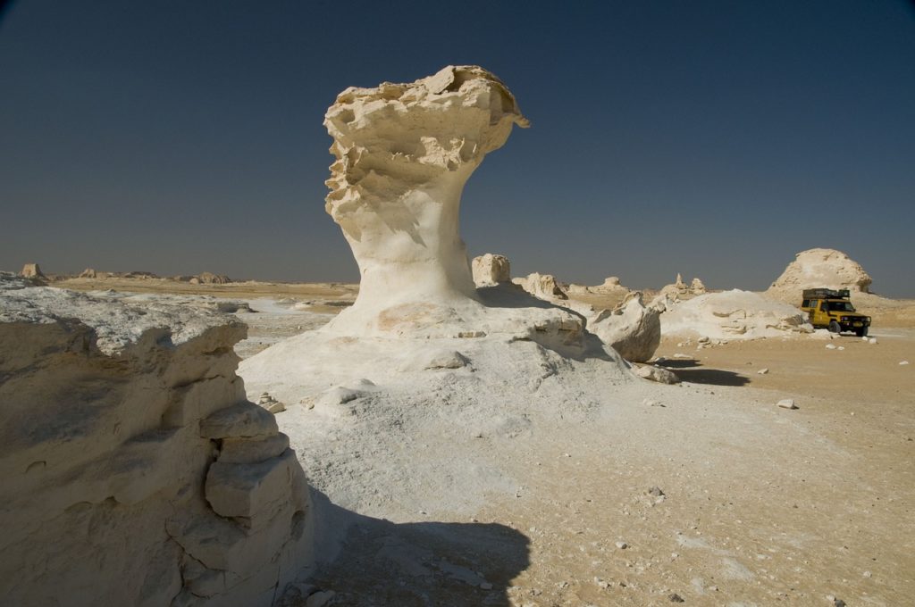 Randonner dans le désert blanc d'Egypte