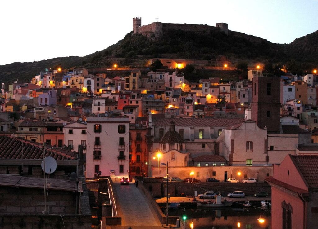 le village de Bosa en Sardaigne, Italie