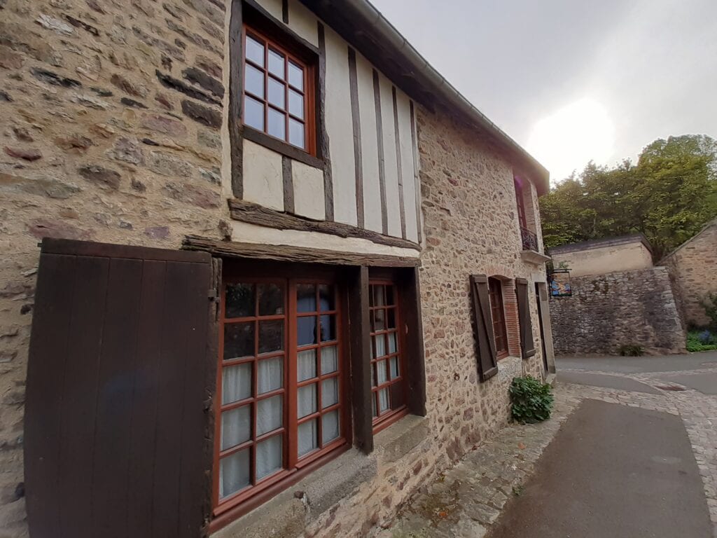 Maison ancienne de Sainte-Suzanne en Mayenne