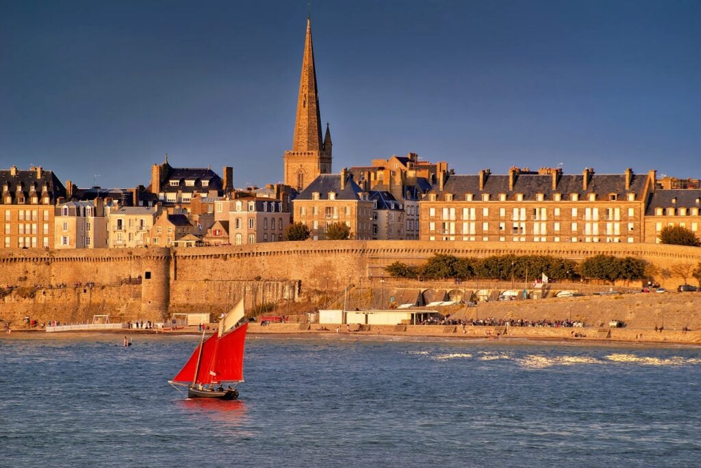 Visit the city of Saint-Malo in Brittany