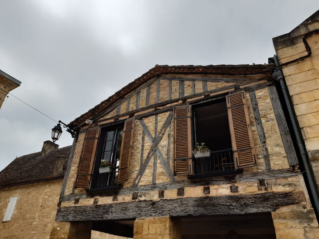 Une maison ancienne dans la bastide de Beaumont en Périgord