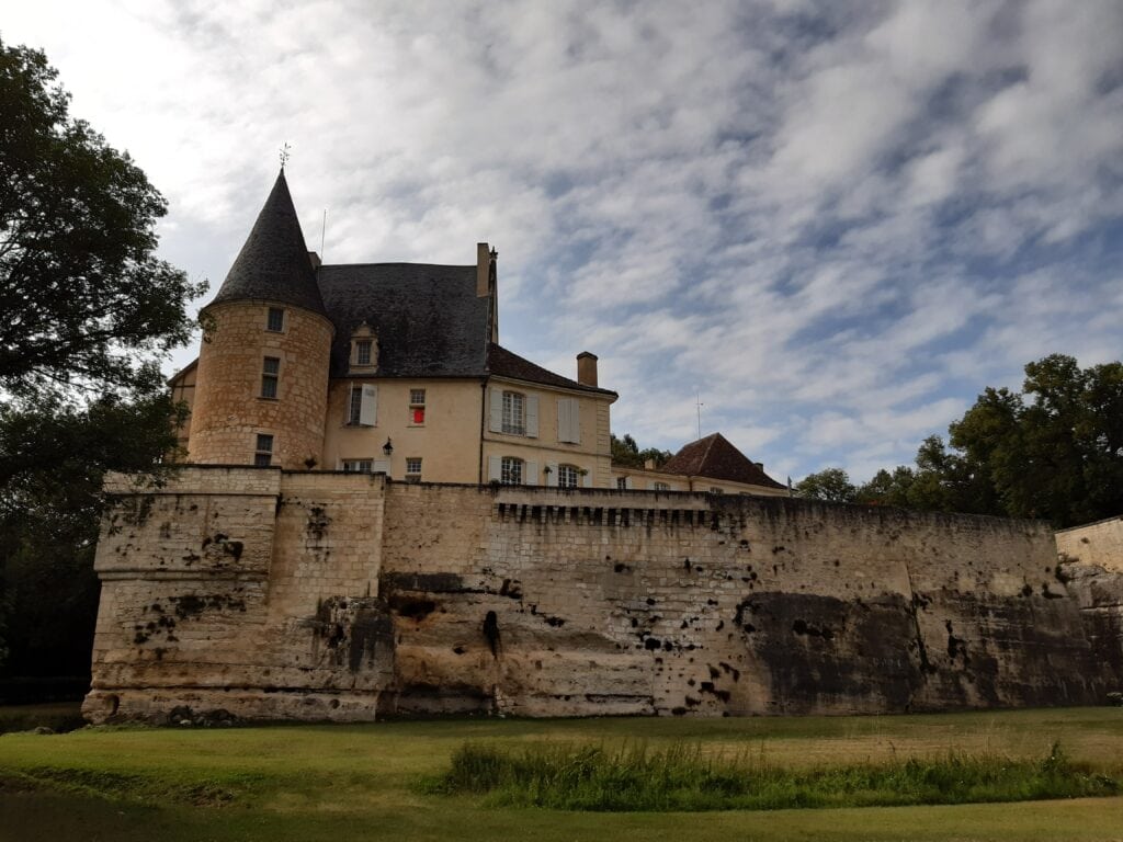 The castle at the end of the stroll in Lamonzie-Montastruc