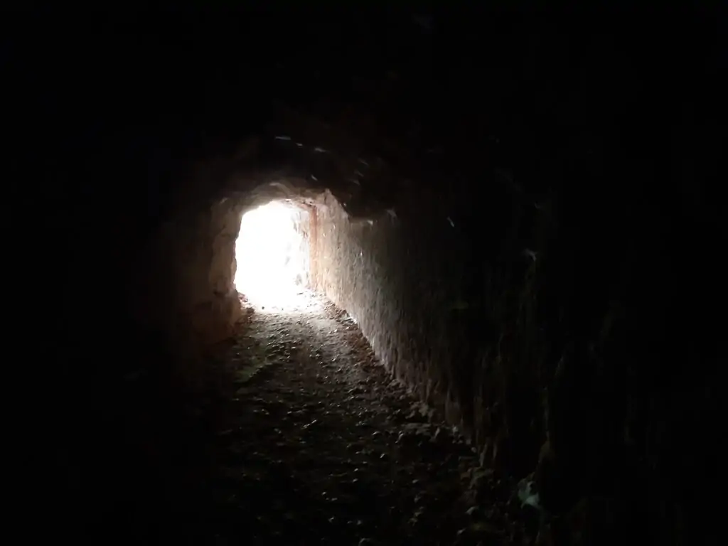 Passage dans une grotte le long du Verdon