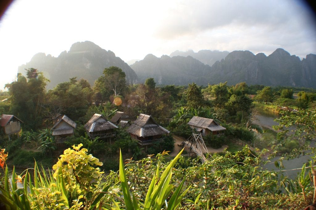 Randonner au Laos, c'est l'occasion de découvrir ces huttes dans la jungle.