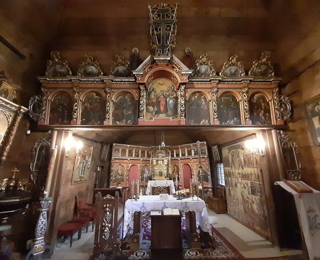 L'intérieur d'une église en bois