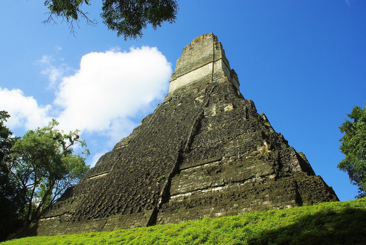 La pyramide Maya de Tikal au Guatemala