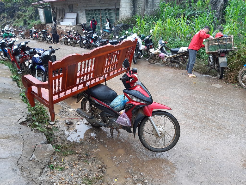 Chargement d'une mobylette sur un marché hmong au Vietnam