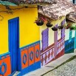 Une rue colorée de la ville de Bogota, capitale de la Colombie