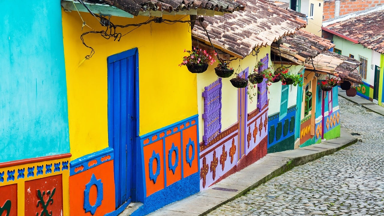 Une rue colorée de la ville de Bogota, capitale de la Colombie